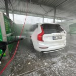 Wielu kierowców popełnia na myjni zimą te błędy. Można uszkodzić lakier