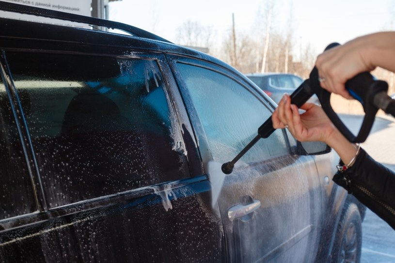 Wielu kierowców zastanawia się, czy mycie samochodu zimą jest dobrym pomysłem /123rf.com /123RF/PICSEL