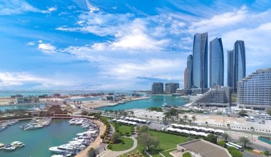 Wielu kojarzą się z drożyzną, a dolecisz tanimi liniami. Na miejscu 30 stopni zimą