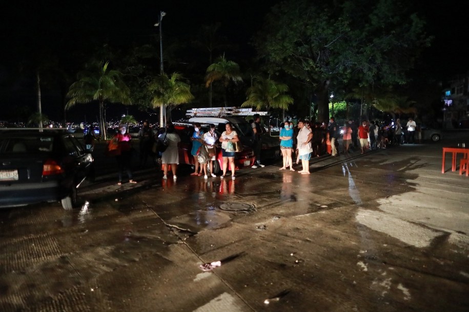 Wielu mieszkańców musiała zostać ewakuowana. /JOSE MENDEZ /PAP/EPA