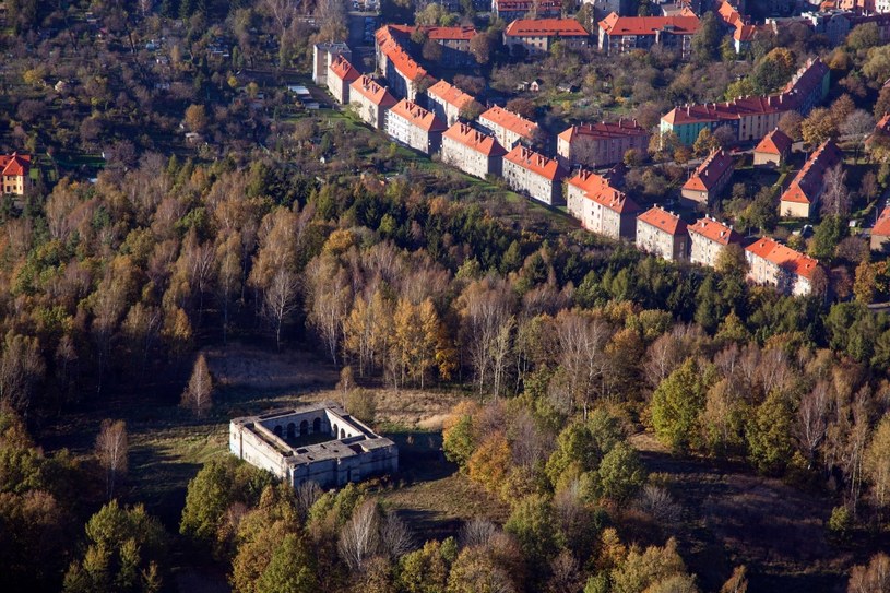 Wielu mieszkańców nie wie, jaką przeszłość mają budynki w ich sąsiedztwie. Na zdj. mauzoleum w Wałbrzychu /Wojciech Wójcik /Agencja FORUM