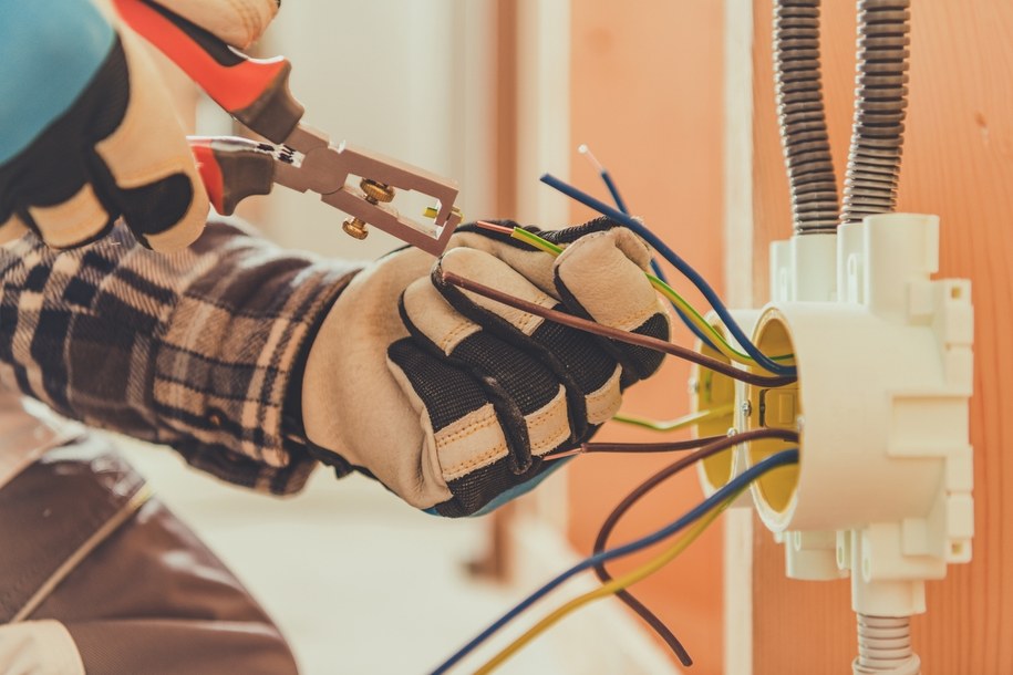 Wielu młodych ludzi stawia na praktyczną naukę zawodu - np. elektryka /Shutterstock
