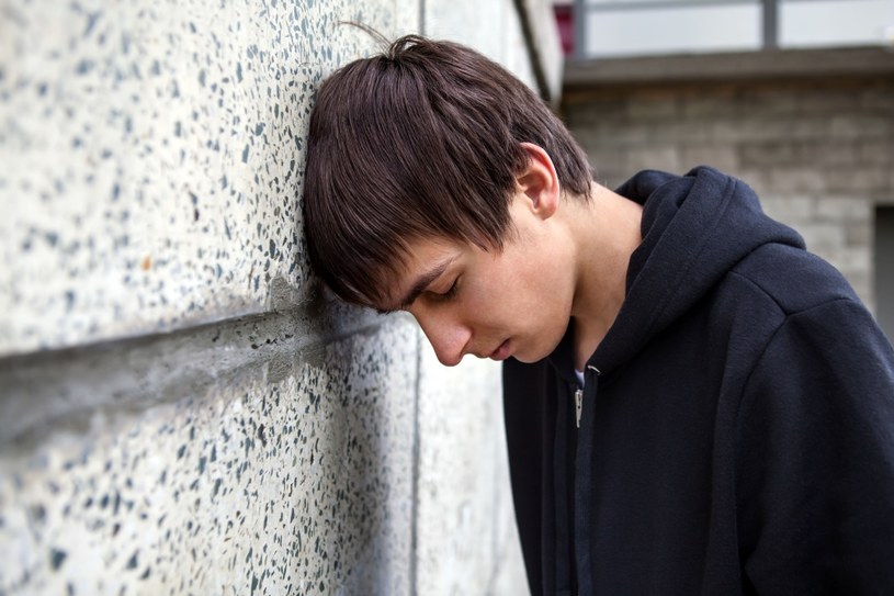 Wielu nastolatków przechodzi stany depresyjne /123RF/PICSEL