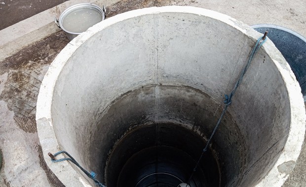 "Wielu nie wie, że łamie prawo". KO chce legalizacji niezarejestrowanych studni