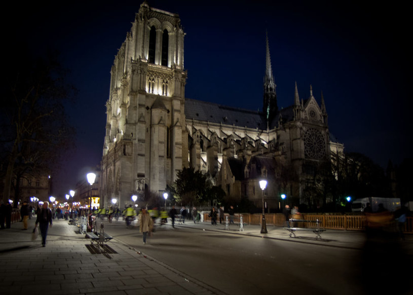 Wielu odwiedzających katedrę Notre-Dame zapominało, że jest to miejsce kultu / NurPhoto / Contributor /Getty Images