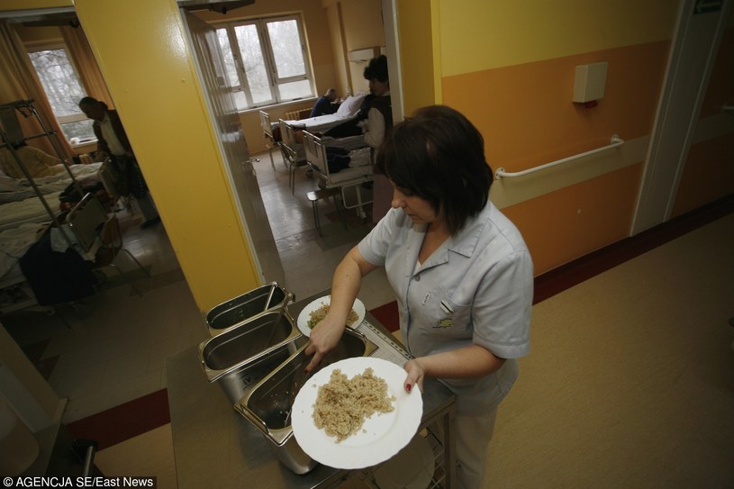 Wielu pacjentów skarży się na niską jakość jedzenia w szpitalach, zdj. ilustracyjne /Cezary Pecold /East News