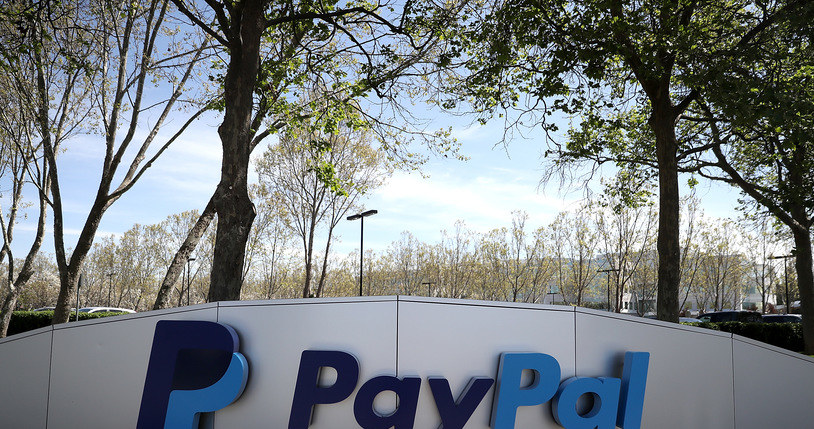 Wielu Polaków korzysta z płatności PayPal /AFP