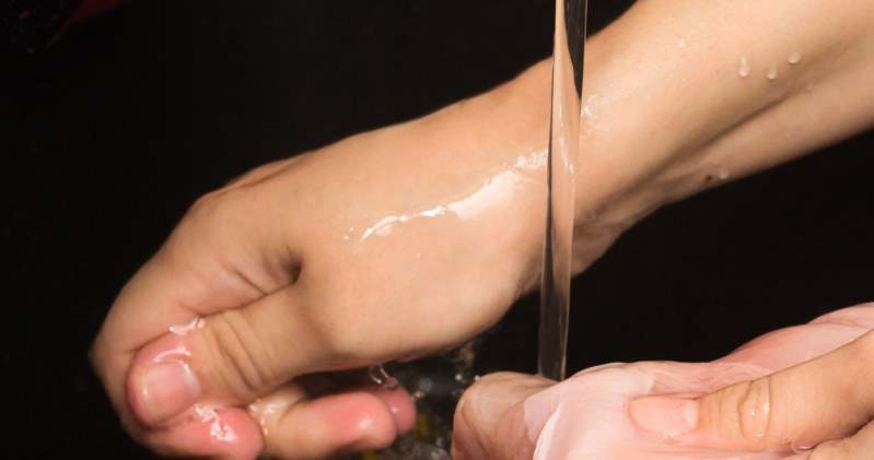 Wielu Polaków myje surowe mięso, a to bardzo niebezpieczne dla zdrowia /Pixel