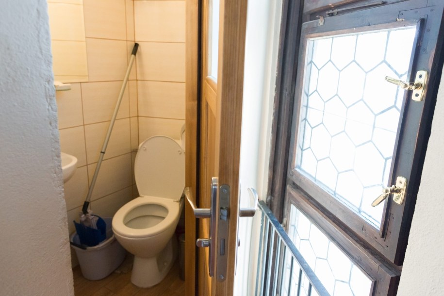 Wielu Polaków myli sedes ze śmietnikiem, do którego wrzucają niedopałki papierosów. /Stanisław Rozpędzik /PAP