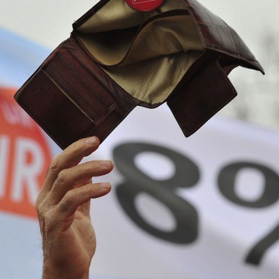 Wielu Polaków wpada w spiralę kredytów /AFP