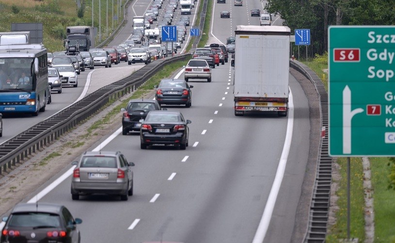 Wielu polskich kierowców uważa jazdę prawym pasem za swego rodzaju dyshonor /Przemek Świderski /East News