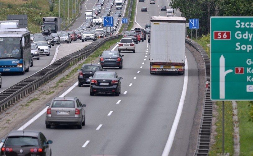 Wielu polskich kierowców uważa jazdę prawym pasem za swego rodzaju dyshonor /Przemek Świderski /East News