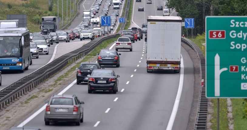 Wielu polskich kierowców uważa jazdę prawym pasem za swego rodzaju dyshonor /Przemek Świderski /East News