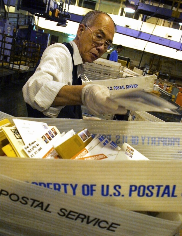 Wielu pracownicków poczty i sortujący listy w całych Stanach pracują w rękawiczkach w obawie przed zarażeniem się bakterią wąglika /DIANE BONDAREFF    /PAP/EPA