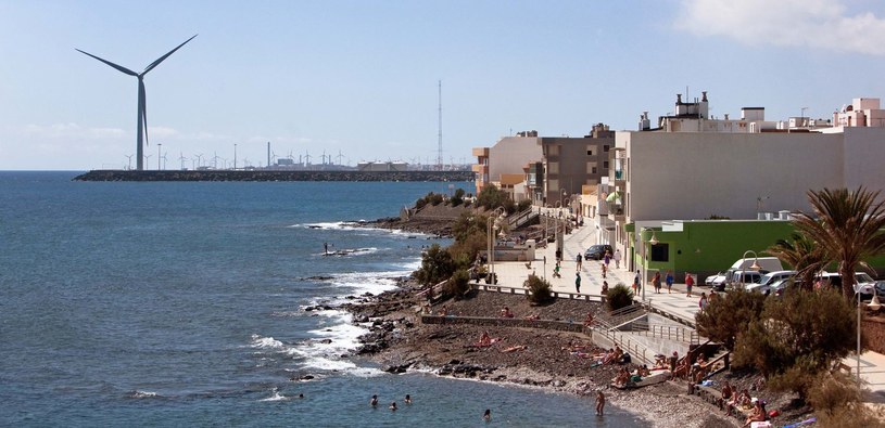 Wielu Włochów wyjeżdża na Wyspy Kanaryjskie. Na zdjęciu Arinaga, Gran Canaria /AFP