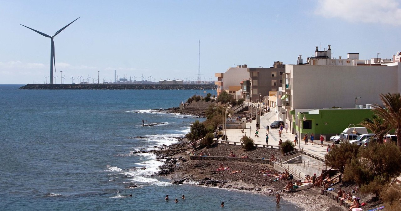 Wielu Włochów wyjeżdża na Wyspy Kanaryjskie. Na zdjęciu Arinaga, Gran Canaria /AFP
