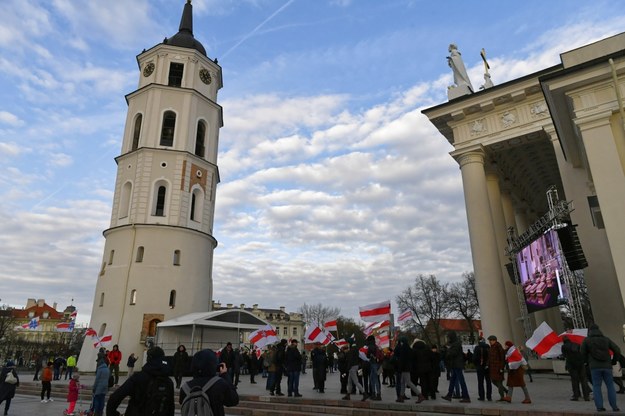 Wielu zgromadzonych trzymało flagi Polski /Piotr Nowak /PAP