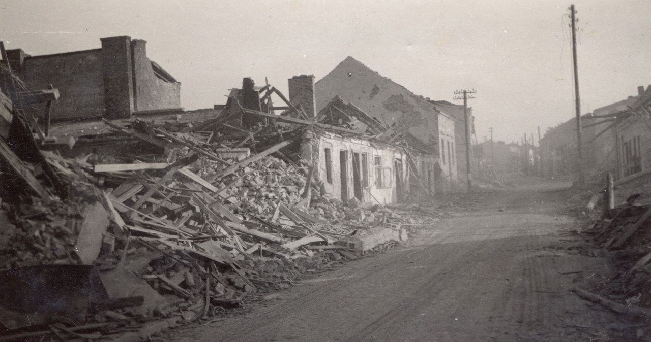 Wieluń 1939 r. Zniszczone miasto. Reprodukcja z archiwum FORUM /Agencja FORUM