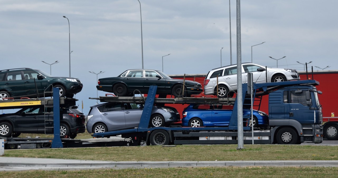 Wiemy, ile statystyczny Polak pracować musi na statystyczne używane auto /Bartłomiej Magierowski /Agencja SE/East News