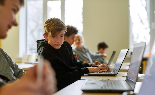Wiemy, jakie laptopy dostaną czwartoklasiści. I kto je dostarczy 