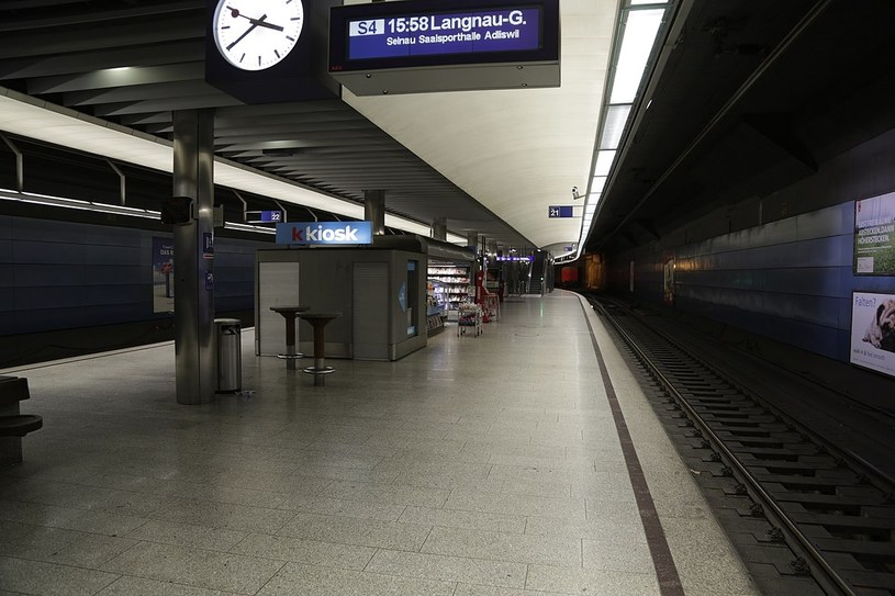 Wien Haupbahnhof. Punkty usługowe na peronach /Bobo11/CC BY-SA 4.0 Deed (https://creativecommons.org/licenses/by-sa/4.0/deed.en) /Wikimedia