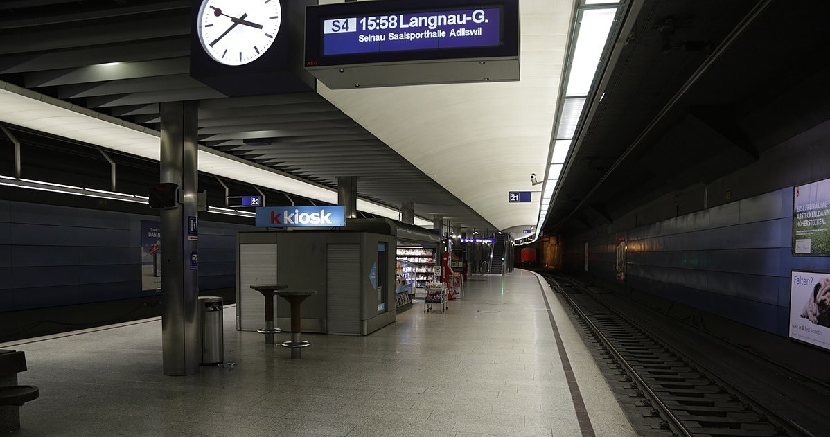 Wien Haupbahnhof. Punkty usługowe na peronach /Bobo11/CC BY-SA 4.0 Deed (https://creativecommons.org/licenses/by-sa/4.0/deed.en) /Wikimedia