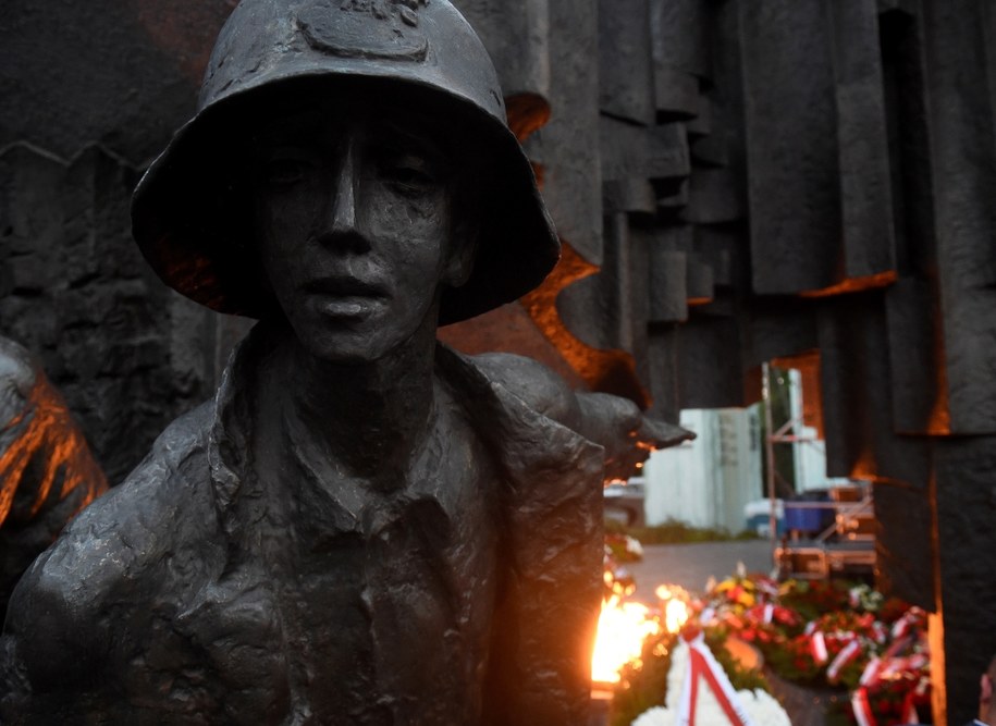 Wieńce i płonące znicze przed pomnikiem Powstania Warszawskiego na pl. Krasińskich w Warszawie /Radek Pietruszka /PAP