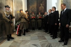 Wieńce i znicze złożono przed tablicą w Katedrze Polowej Wojska Polskiego