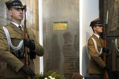 Wieńce i znicze złożono przed tablicą w Katedrze Polowej Wojska Polskiego