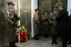 Wieńce i znicze złożono przed tablicą w Katedrze Polowej Wojska Polskiego