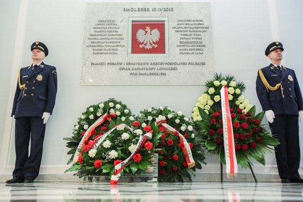 Wieńce przed tablicą upamiętniają posłów i senatorów, którzy zginęli w katastrofie smoleńskiej 10 kwietnia 2010 roku /Leszek Szymański /PAP