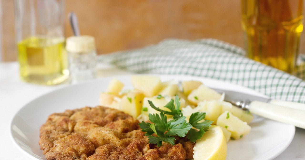 Wiener Schnitzel, czyli schabowy po austriacku, wychodzi soczysty i sycący /danilovajanna /123RF/PICSEL