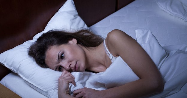 Wiercisz się godzinami w łóżku, nie mogąc zasnąć? Spróbuj zmienić kołdrę na ciężką /123RF/PICSEL