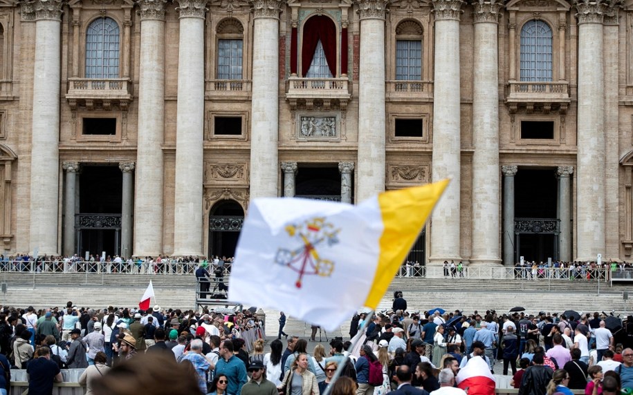 Wierni czekający na zaprezentowanie światu nowego papieża /ANGELO CARCONI /PAP/EPA