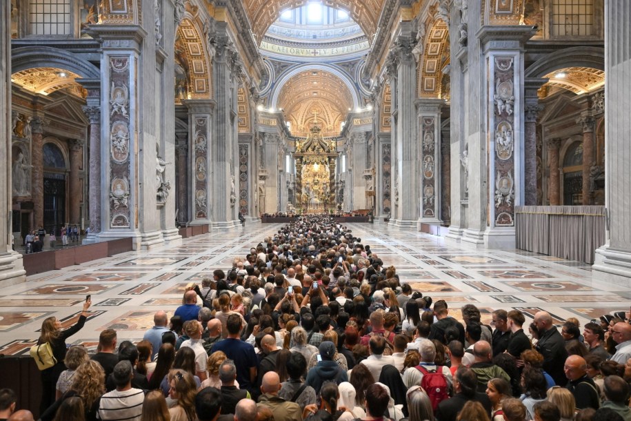 Wierni czekający w długiej kolejce na możliwość oddania hołdu papieżowi Franciszkowi /ALESSANDRO DI MEO    /PAP/EPA