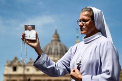 Wierni i dziennikarze gromadzą się na placu św. Piotra w Watykanie