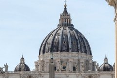 Wierni i dziennikarze gromadzą się na placu św. Piotra w Watykanie
