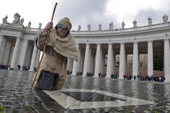 Wierni modlą się o nowego papieża. Wśród nich bosy pielgrzym 