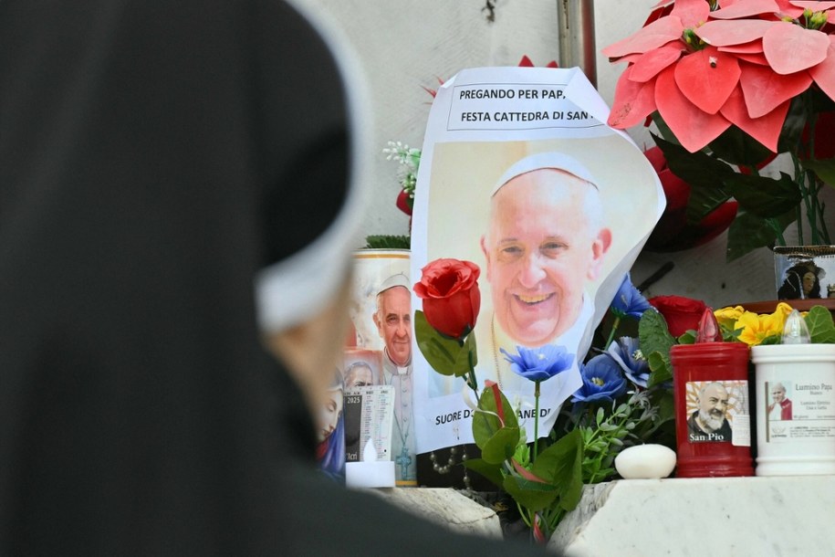 Wierni modlą się o zdrowie papieża Franciszka przed kliniką Gemelli. /ALBERTO PIZZOLI/AFP/East News /East News