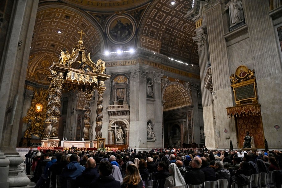 Wierni modlą się o zdrowie papieża w Bazylice św. Piotra /PAP/EPA