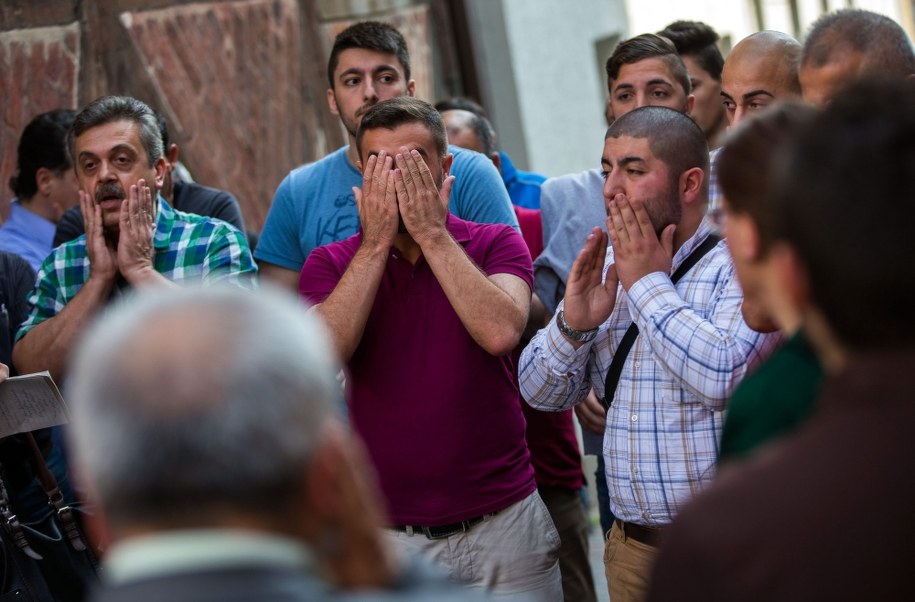 Wierni modlą się w meczecie w Moelln w Niemczech /JENS BUETTNER    /PAP/EPA