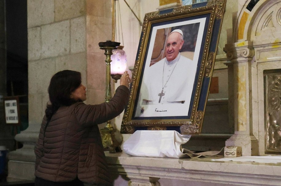 Wierni na całym świecie modlą się o zdrowie papieża Franciszka /LUIS GANDARILLAS /PAP/EPA