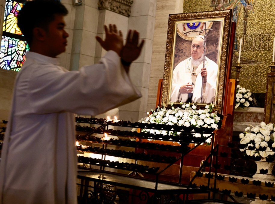 Wierni na Filipinach oddają hołd papieżowi Franciszkowi /FRANCIS R. MALASIG /PAP/EPA