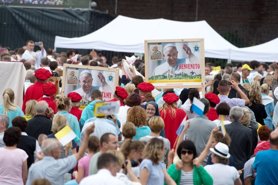 Wierni na Jasnej Górze w Częstochowie oczekujący na przyjazd papieża Franciszka /Grzegorz Michałowski /PAP