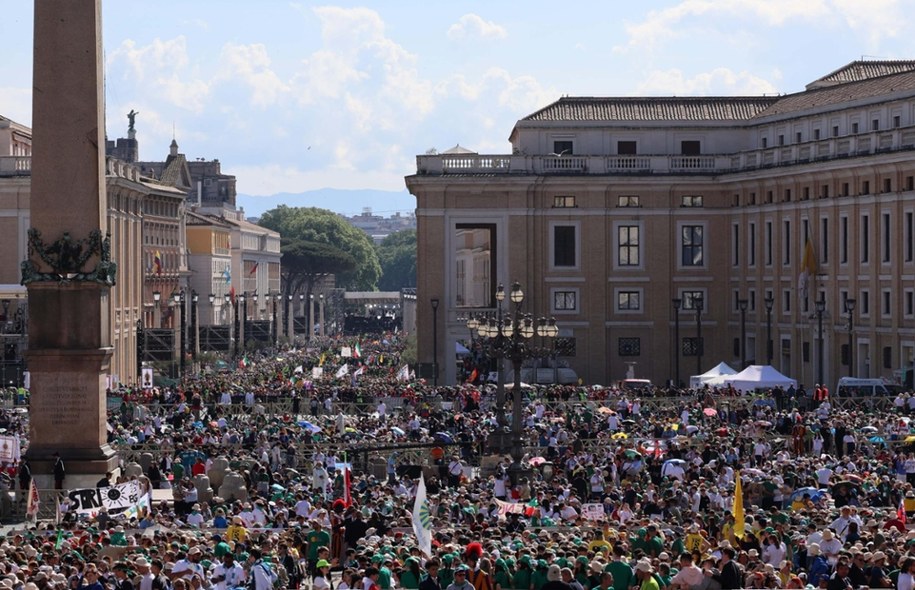 Wierni na niedzielnej mszy św. na pl. św. Piotra /MASSIMO PERCOSSI /PAP/EPA
