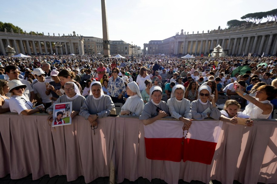 Wierni na placu św. Piotra /MASSIMO PERCOSSI /PAP/EPA
