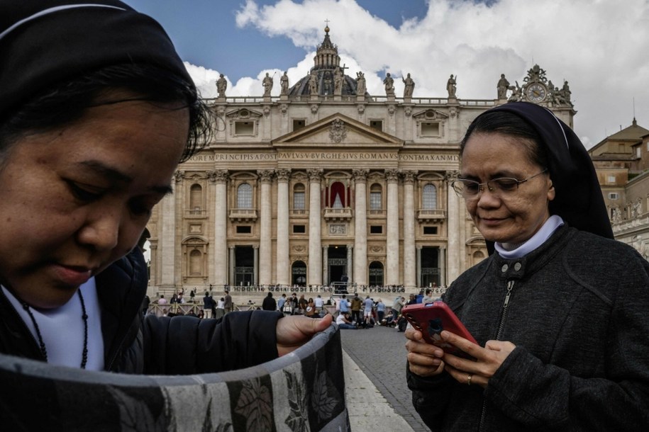 Wierni oczekują na Placu Świętego Piotra na decyzję elektorów /JEFF PACHOUD/AFP /East News