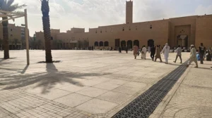 Wierni, pełni wigoru, idą na plac. Równo  12 - egzekucja. W piątek