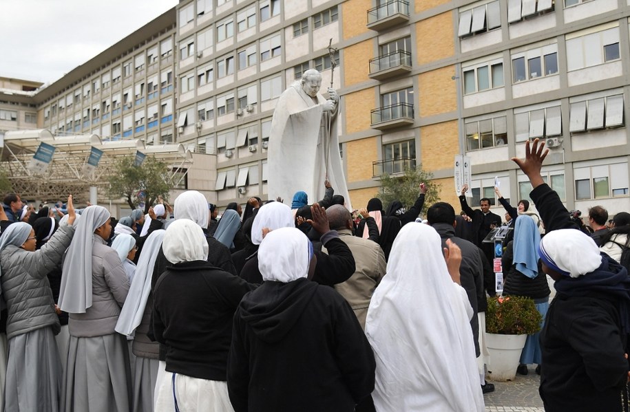 Wierni przed Polikliniką Gemelli /FABIO CIMAGLIA /PAP/EPA