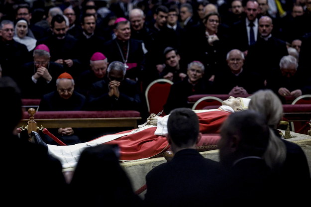 Wierni przy wystawionym ciele Benedykta XVI w bazylice św. Piotra /Fabio Frustaci /PAP/EPA